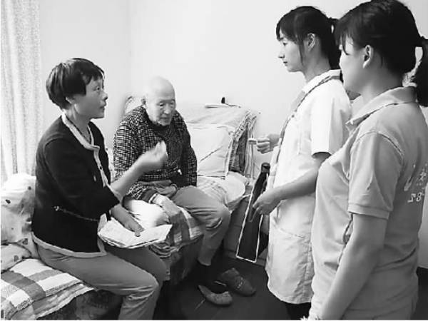 至今,这种"家庭养老院"护理形式已让上千名老人受益