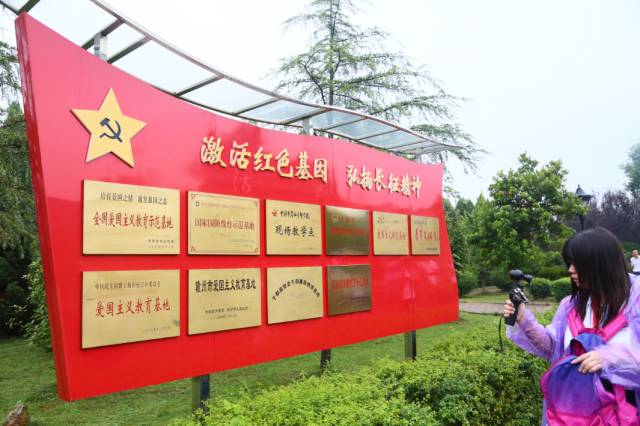 大雨中的这场启动仪式为何让人心生敬意 | 传播君走转改观察