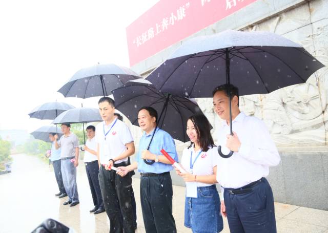 大雨中的这场启动仪式为何让人心生敬意 | 传播君走转改观察