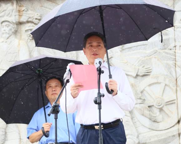 大雨中的这场启动仪式为何让人心生敬意 | 传播君走转改观察