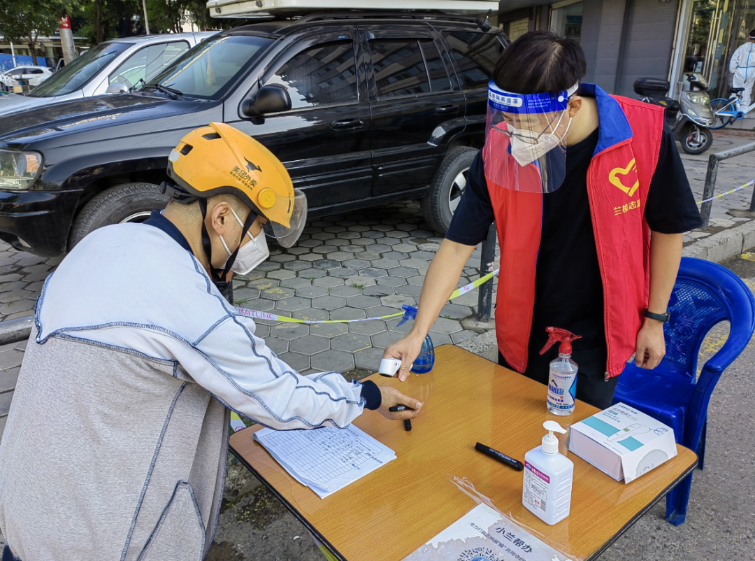 面对炎炎夏季,面对高风险区,面对24小时的轮值,肖振阳同志丝毫不退缩