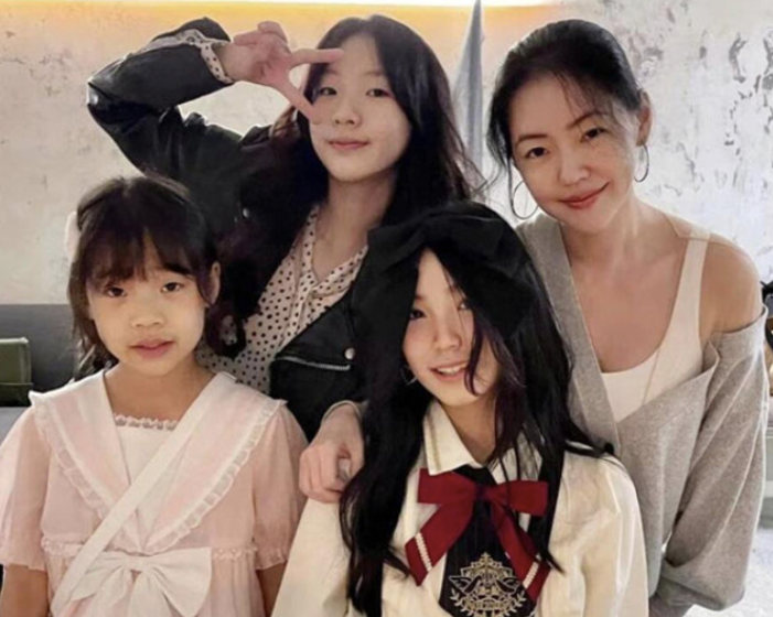 小S晒女儿母亲节礼物 合照引网友赞叹母女像姐妹 - 青岛新闻网