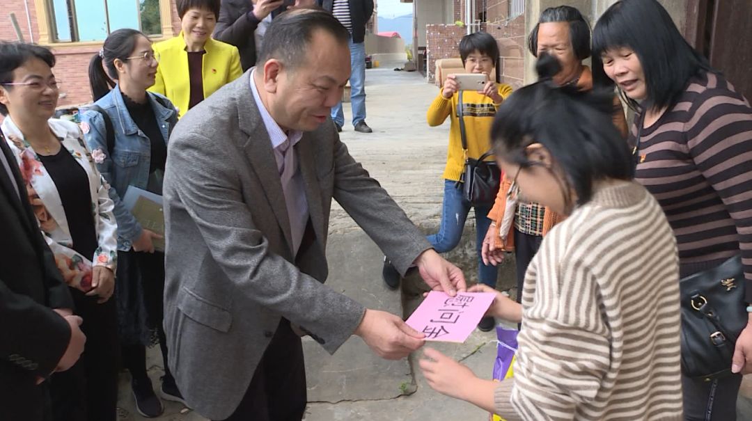 曾昭杰,叶秀华一行走街串巷,先后来到双丰余朝表村,旧圩村,莳元村委会