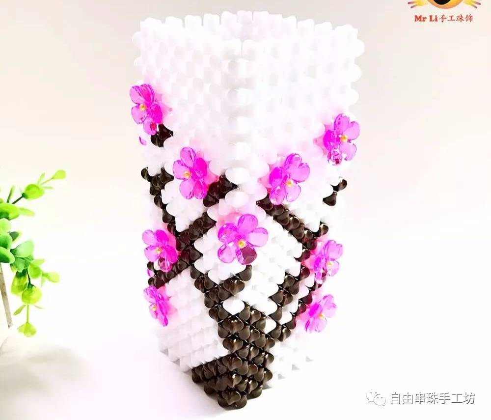 此教程为Mr Li手工珠饰制作 材料分解:10MM四角实色珠,白色,咖啡色,4MM米珠,小花辨珠 0.8MM鱼线1扎 成品长宽高约:9*9*22CM左右 推荐理由:实用,精致,高大上啦 它瓶口大,且有一点高度,所以插花很实用的,可以插玫瑰花,丝网,等等花 如果自己配散珠,应该怎么选择呢 10MM四角实色珠:咖啡色半斤,白色可以备一斤,应该可以制作两三个, 上面的花吧,如果店家的散珠,可以买散的,没有的话,也可以用艳色珠子代表花朵 如果非要一模一样,材料包最省事了 怎么买买买 打开手机淘宝:搜索串珠梅花花