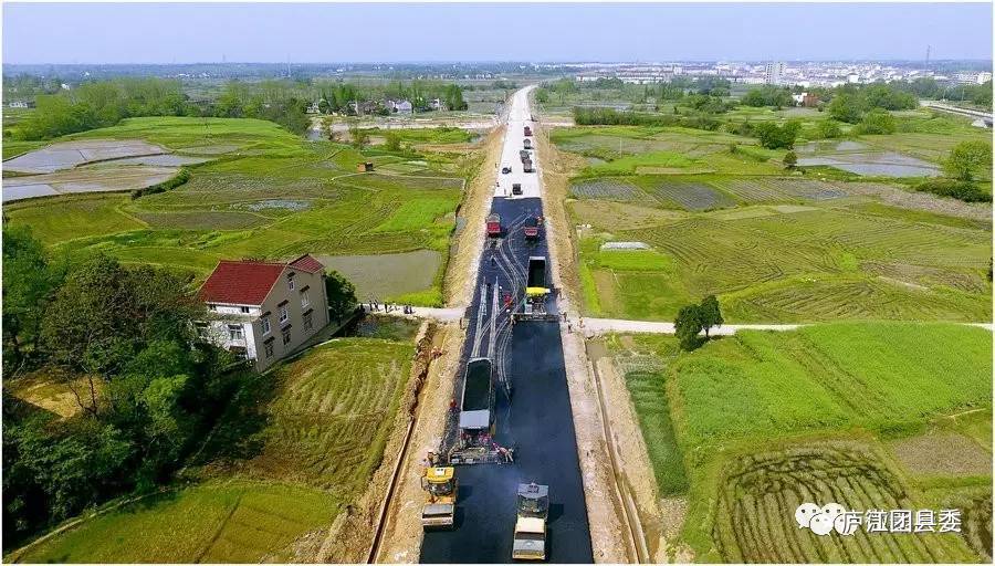 龙桥镇花园村到泥河镇高速道口的花泥二级公路正在路面浇油