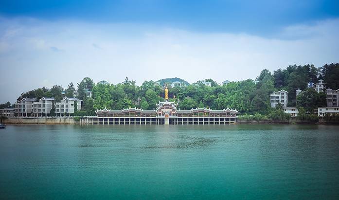 泰和岛位于贵阳市观山湖区朱昌镇和百花湖乡之间.