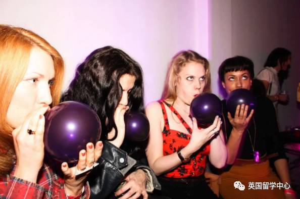 有些嗨趴的孩子们通常会把“笑气”打进气球，然后再吸入，所以也叫做“吹气球”。