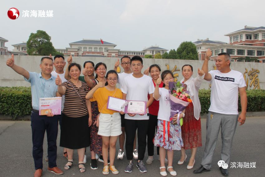 特地赶来祝贺胡航的亲戚朋友得知这一消息付出终有回报祝贺 祝贺一朝