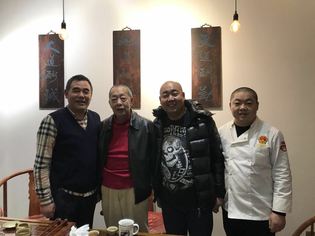 左起:江南渔哥主人,美食家陈立,大口组组长小宽,江南渔哥主厨