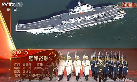 外国男记者偶遇中国三军仪仗队 激动的结巴了