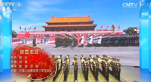 外国男记者偶遇中国三军仪仗队 激动的结巴了