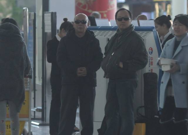 窦唯吃面又被拍!心情不错的他居然还摆起pose与路人合影