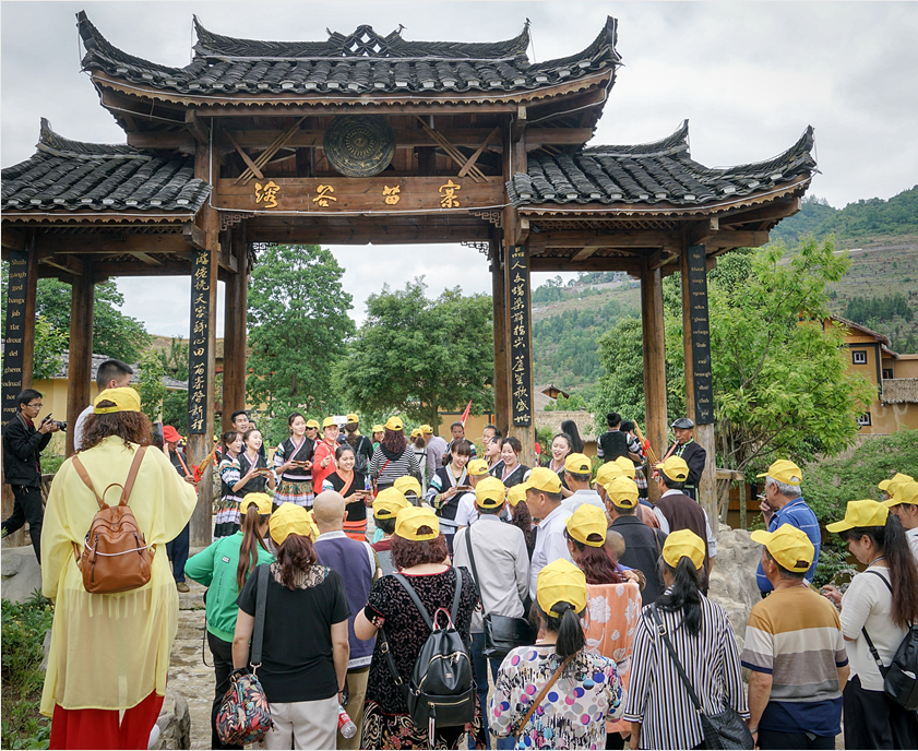 溶谷苗寨修建至今基础设施包括:修建寨门,旅游步道,停车场,广场,铺设