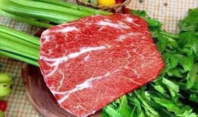 铁律七:每天吃红肉50克左右是最安全的,如果超过80克,就有致癌风险