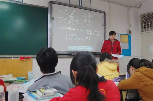 曲靖一中就用上了先进的触摸屏电