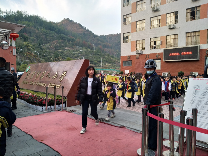 爱顺畅上学路 告别"行路难"吉首市第八小学(图文:龙香元 吴建东)下一