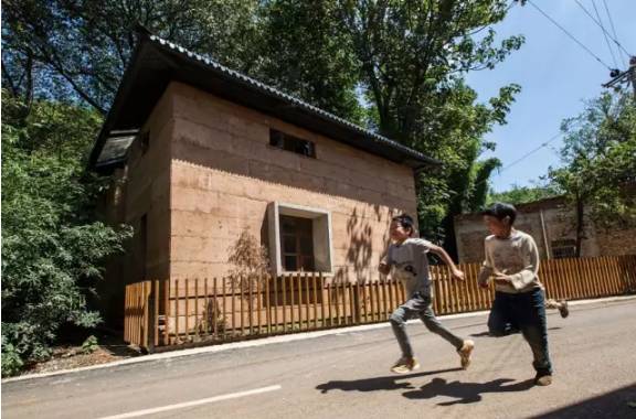 在农村蹲点9年，香港女博士带村民造土房子，被嫌弃土掉渣却获联合国大奖！┃匠心