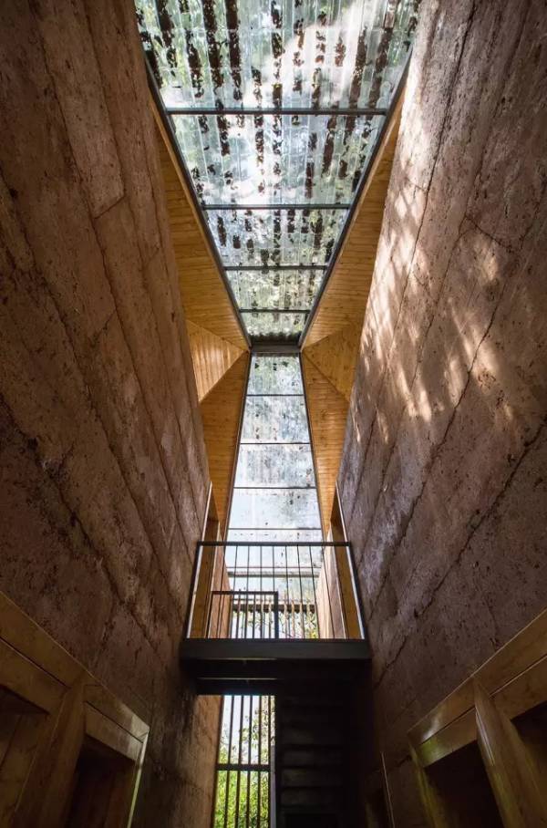 在农村蹲点9年，香港女博士带村民造土房子，被嫌弃土掉渣却获联合国大奖！┃匠心