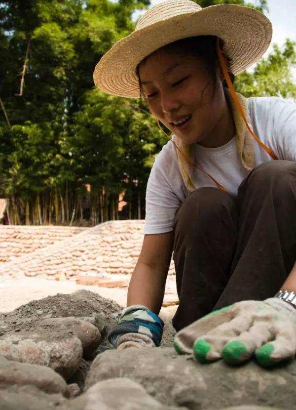 在农村蹲点9年，香港女博士带村民造土房子，被嫌弃土掉渣却获联合国大奖！┃匠心