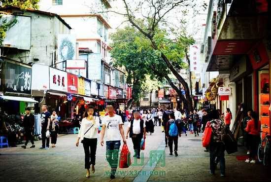 因此,莲花路自然就成为珠海城市商业发展的代表以及体现城市改革开放