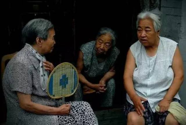 在门口唠嗑