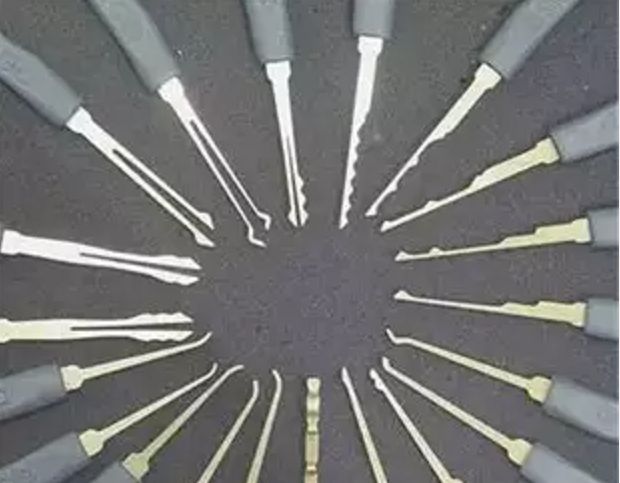 ",那就太小看他们的"技术含量"了,先来感受一下盗贼们的开锁工具.