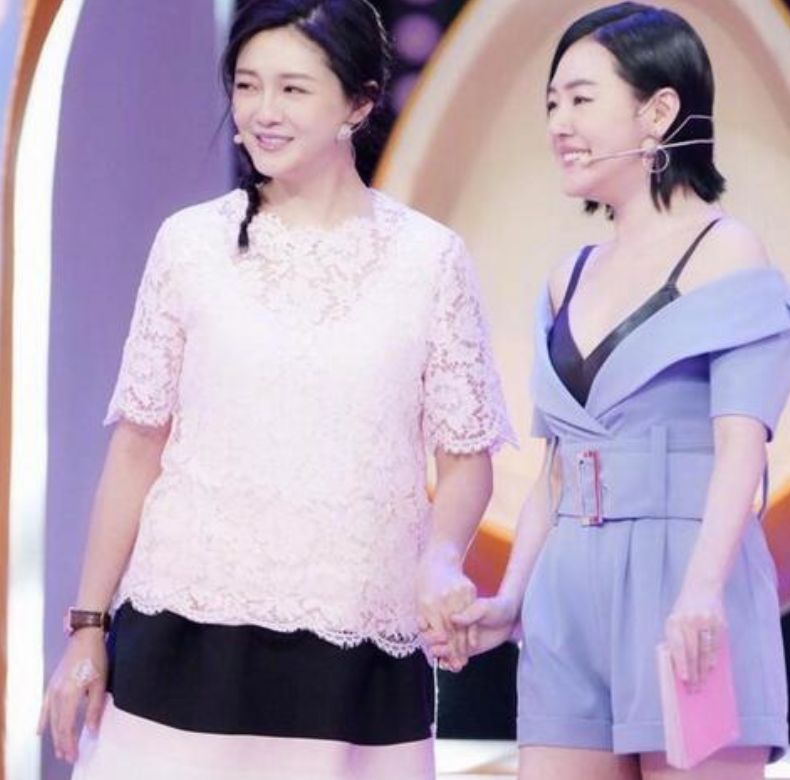 不敢见太阳，用剪刀剪自己的肉，她活成了幽灵少女？