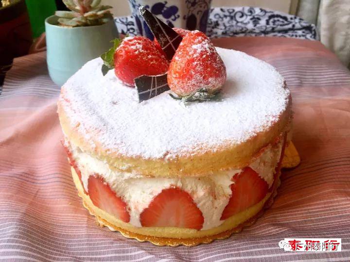 简单又漂亮的装饰方法 草莓酸奶慕斯蛋糕