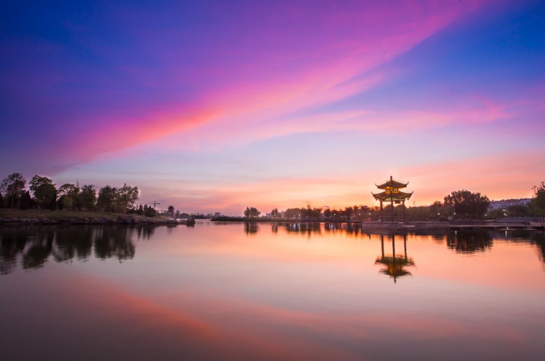 碧波潋滟荡古城一湖翡翠千重秀俯瞰城区遥瞻东南,岱岳峰峦,若隐若现