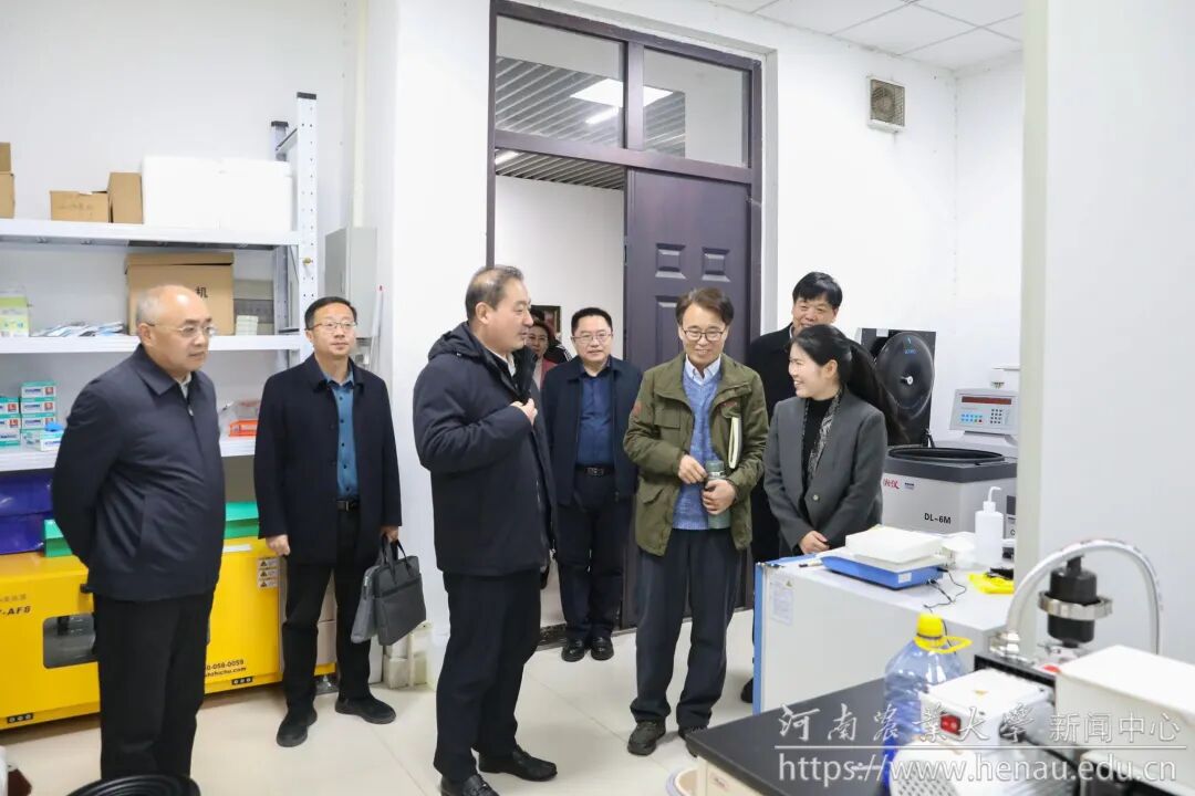 校党委书记岳杰勇在实验室调研.jpg