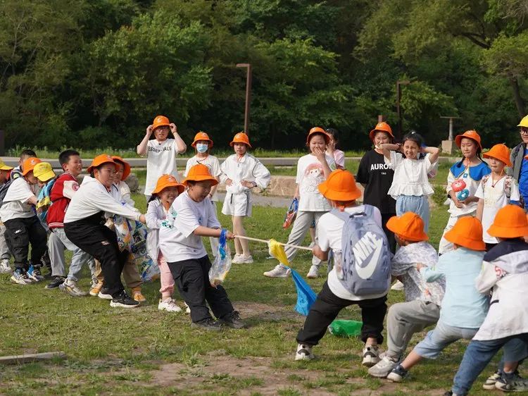 学生们在户外进行趣味拔河比赛。人民网记者 李洋摄