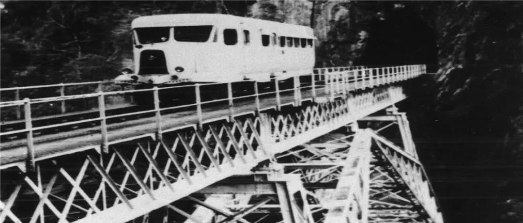 百年前滇越铁路上的「胶轮动车」，时速100公里，堪称动车鼻祖