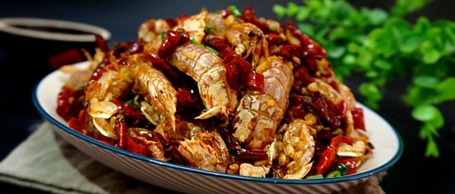 皮皮虾最肥美的季节到啦，肉质丰厚味美多汁，越吃越过瘾!