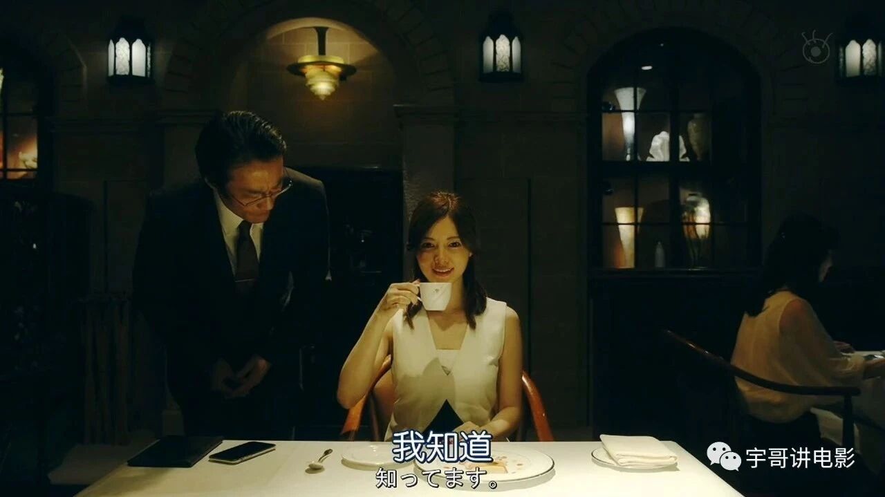 女网红为涨粉走火入魔，出了车祸还在拍照晒图，没救了……