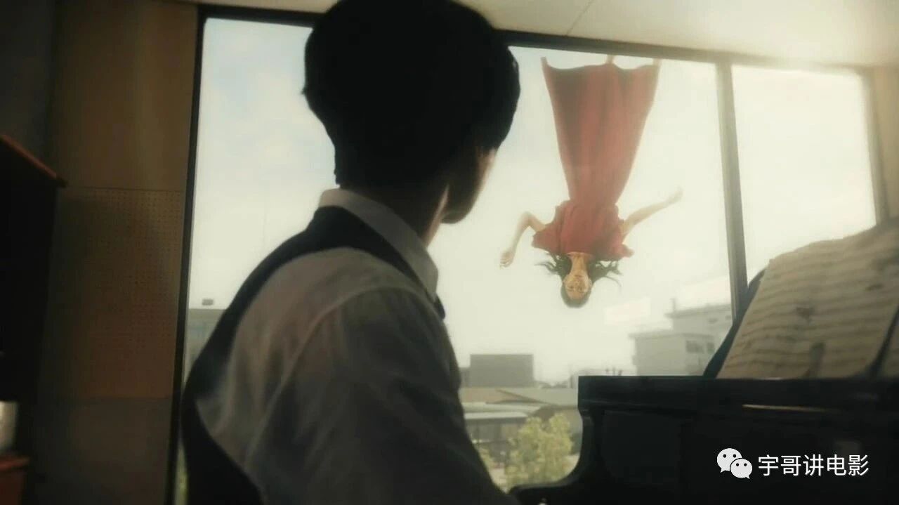 小伙弹琴时窗外发生意外，情急下做了一件事，奇迹发生了！