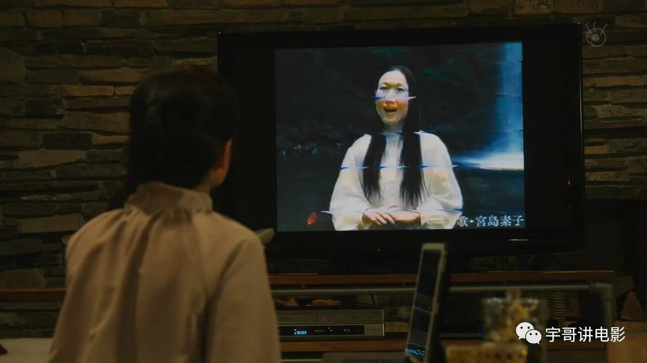 女歌手在旧录像带中发现一首广告曲，当成自己的曲子发布，结果…