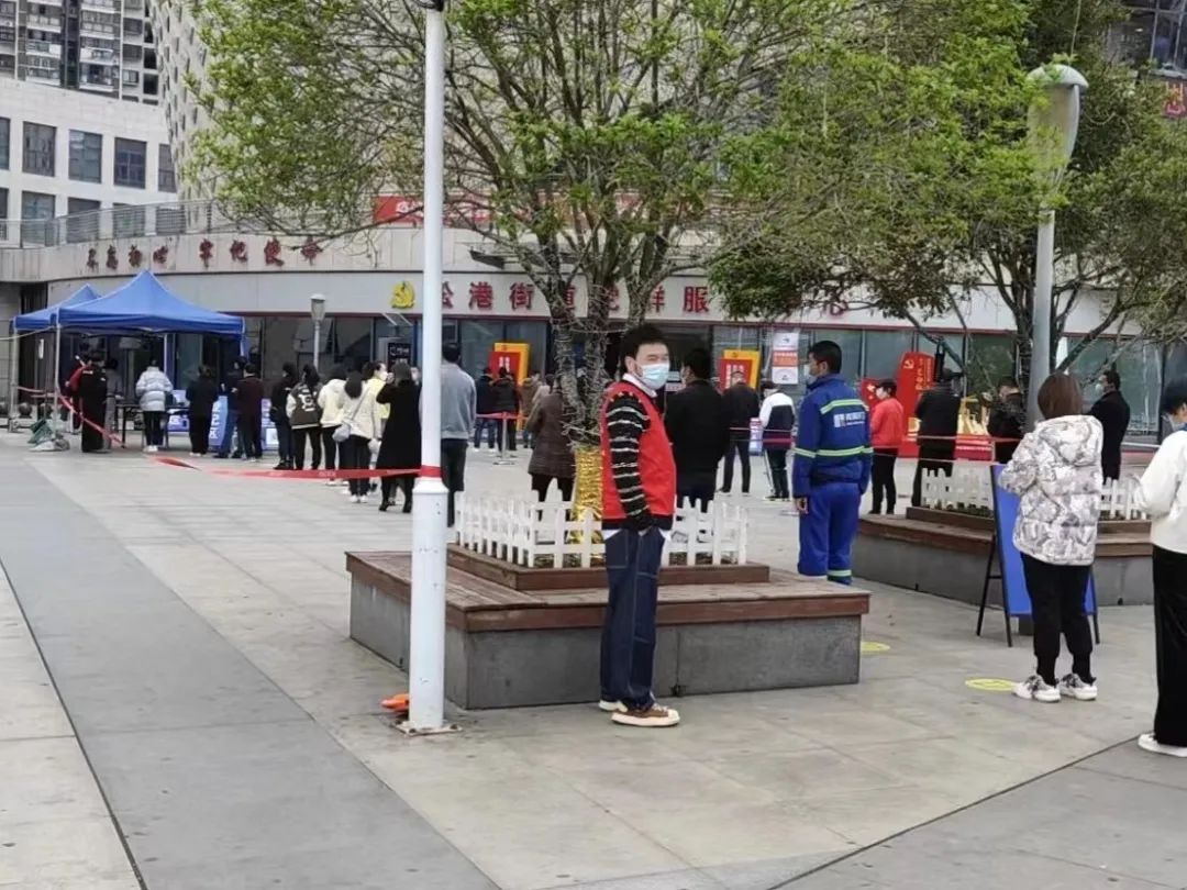 65在霞浦县九大馆行政服务中心,文化广场,青年志愿者做好维护现场