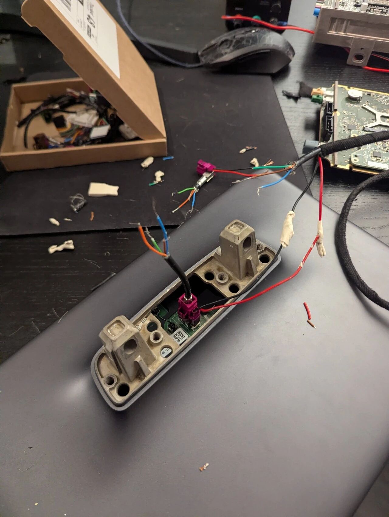 图10：屏幕支架安装