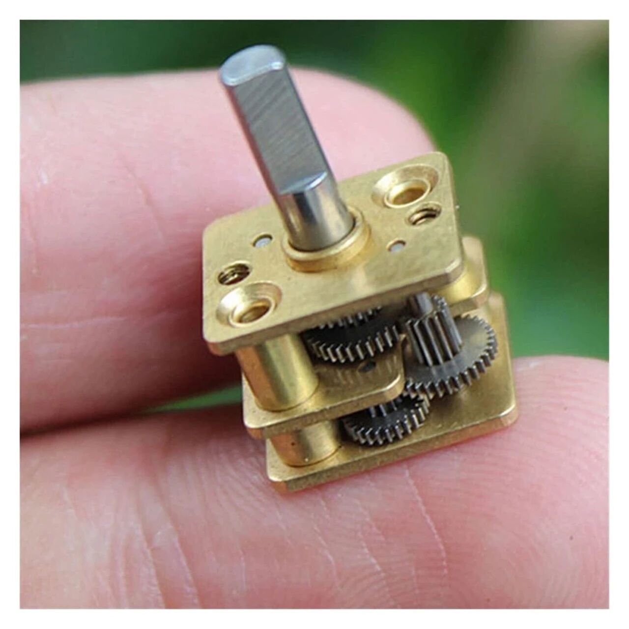 图注：指尖上的高减速比减速箱，齿轮齿极小且脆弱。