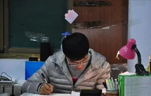 大学出现新高三现象学生们苦不堪言不内卷就有可能被淘汰