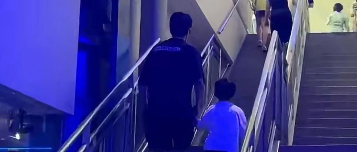 冯绍峰带想想游环球影城,父子俩罕见同框,大手牵小手温馨有爱
