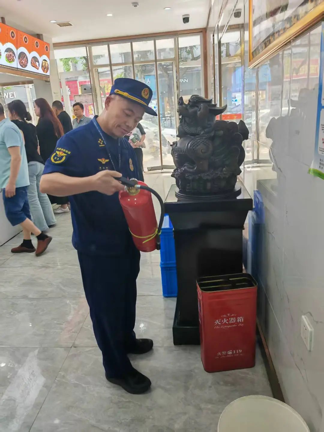 04 湘乡市应急、消防对九小场所安全检查。.jpg