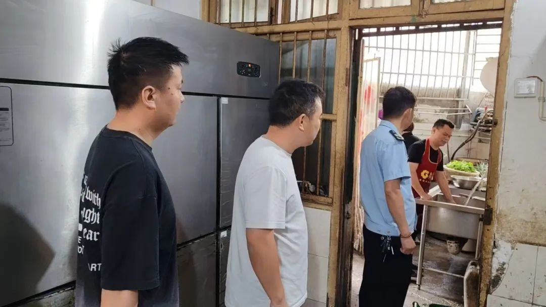 05 新邵县陈家坊镇对城区内餐馆、商场、超市等人员密集场所开始安全检查。.jpg
