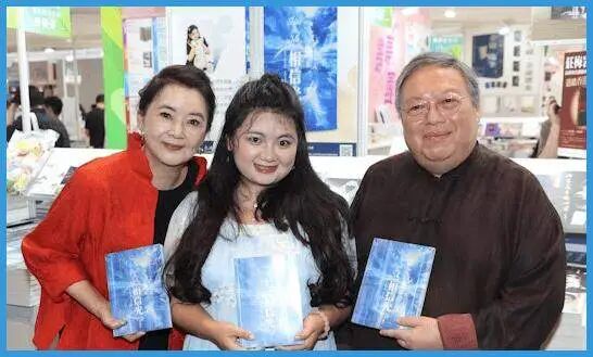 一家人围坐，气氛说不出的微妙