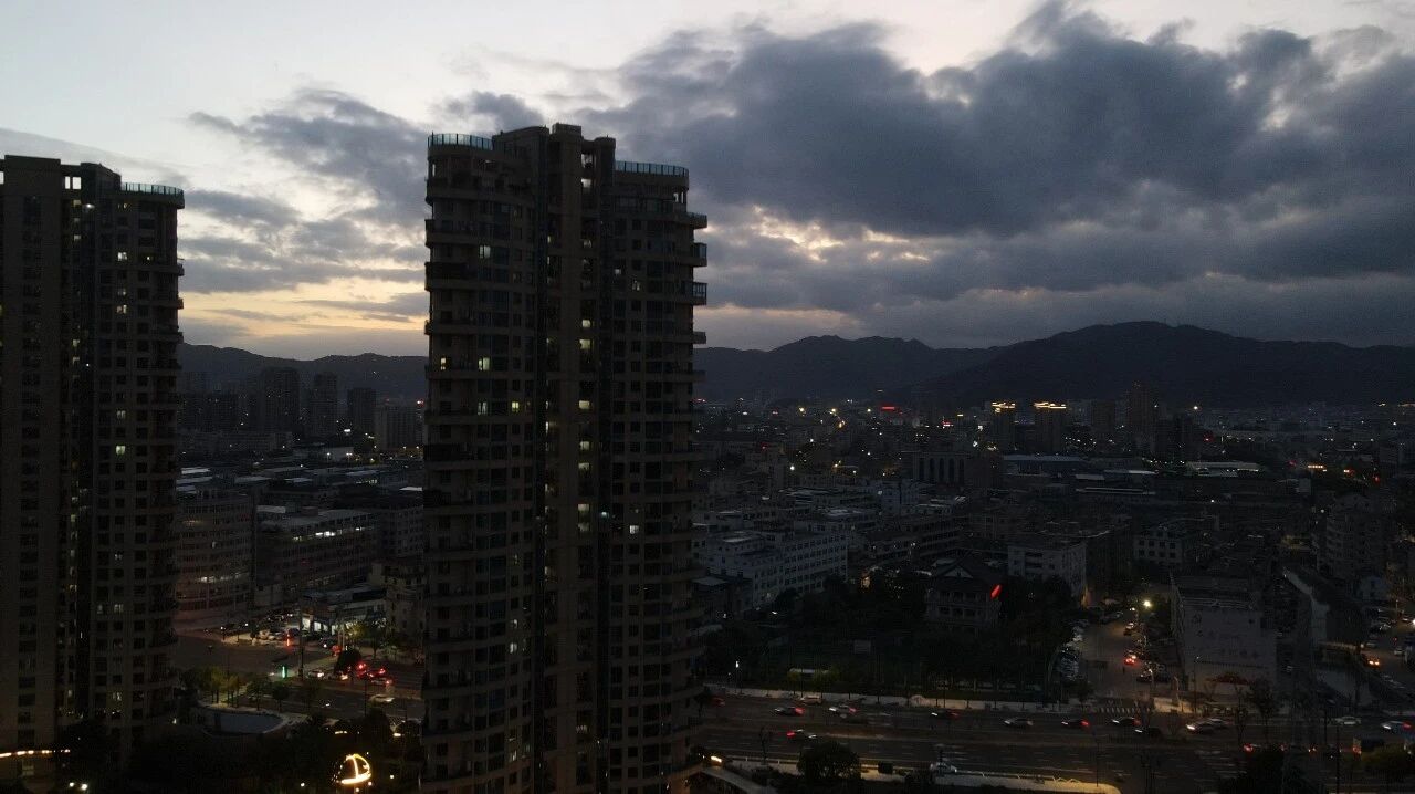 宫崎骏说:“你要相信,世上总有一个人愿意用朴素的方式爱你,不是撩也不是套路,就是那种单纯的想对你好,忍不住的那种”