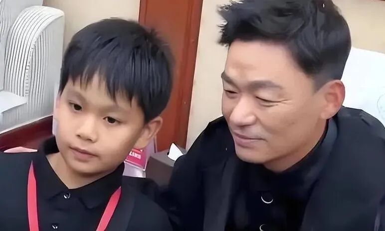 王宝强儿子已长大,是谁的亲儿子一目了然,观众:太像了