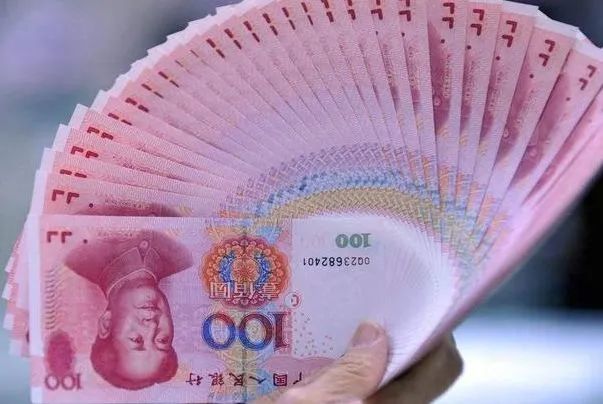 现在去银行存钱的都是穷人银行职员有钱人存钱都有2个习惯