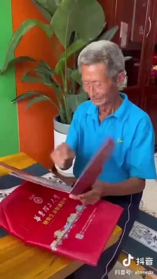 收到北大录取通知前，他还在割猪草……-2