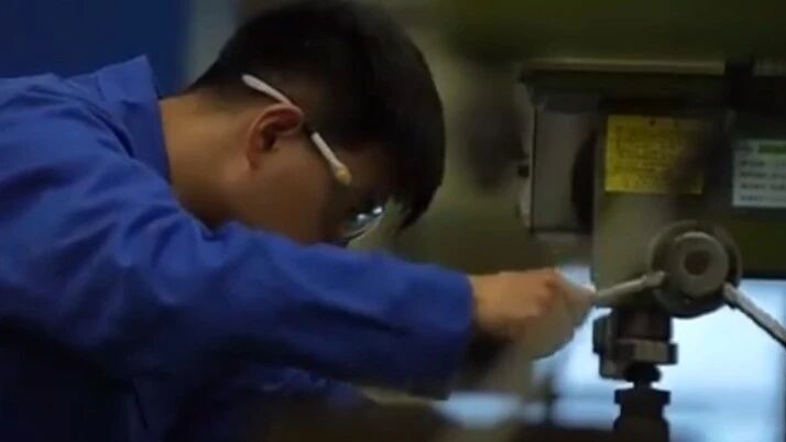 “技术工人队伍是支撑中国制造、中国创造的重要力量”