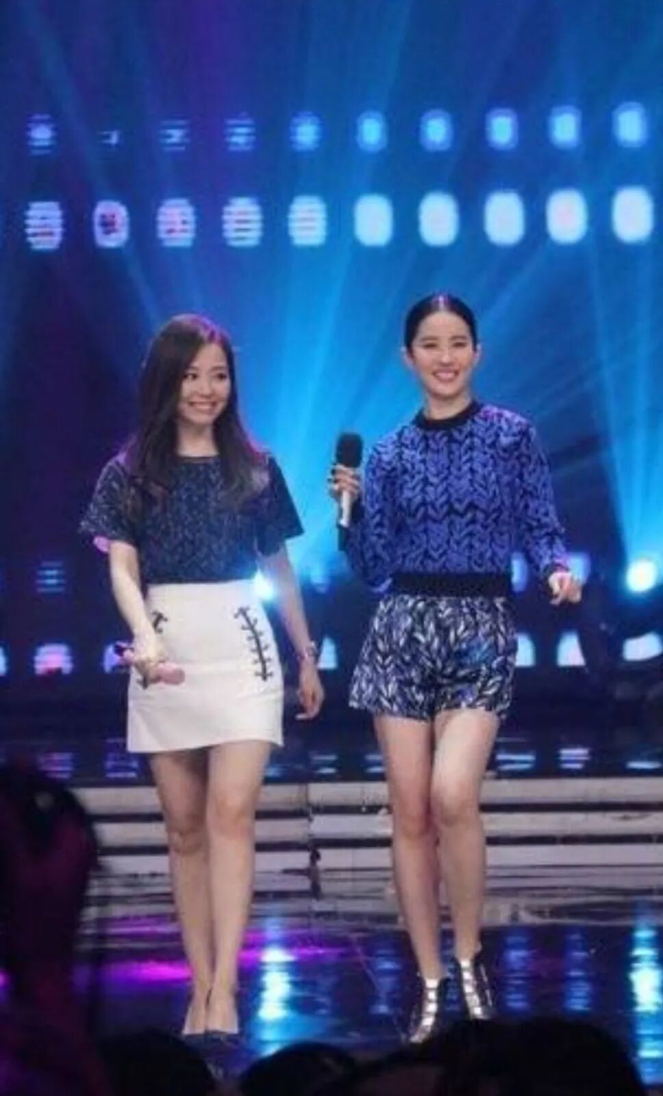 刘亦菲深夜与张靓颖聚会ktv嗨歌认识16年还是对方婚礼伴娘